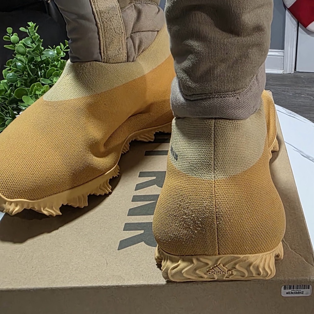 adidas Yeezy Knit Runner Boots Sulfur Men ,Size 9 - Picture 2 of 7